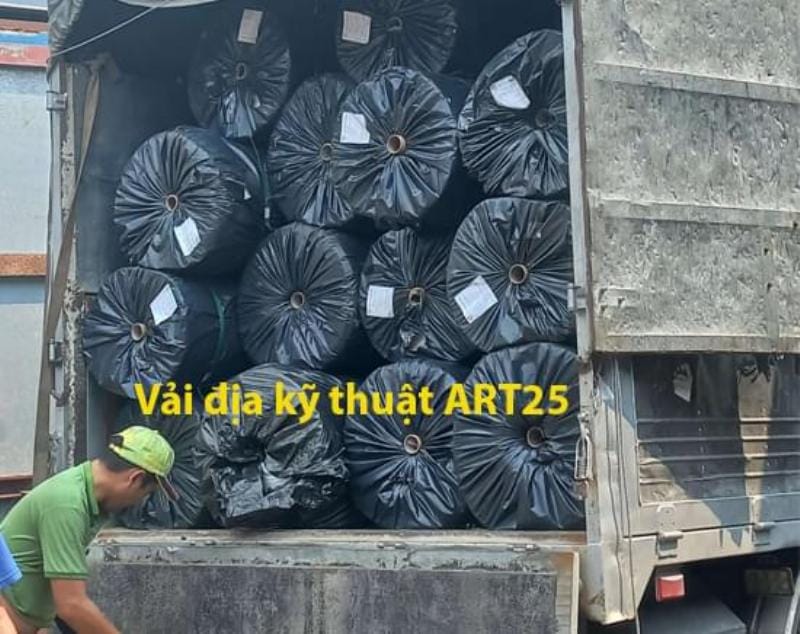 Vải địa kỹ thuật được trải để gia cố nền móng công trình, tăng khả năng chịu tải